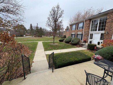 587 E Fox Hills Dr, Bloomfield Hills, MI 48304 - photo 2