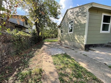 1801 Lawther Dr, River Oaks, TX 76114 - photo 2