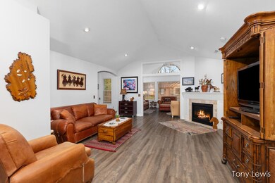 Great room w/cathedral ceilings