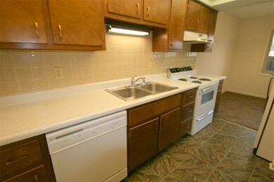 1142 Canterbury Square S, Indianapolis, IN 46260 - photo 4