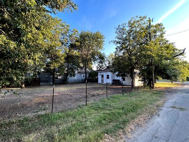 1114 N Brazos Ave, Cleburne, TX 76031 - photo 5