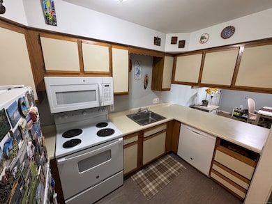 A kitchen so cozy, it practically cooks for you. (Almost.)