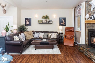 Living Room_DMD_4324-SMALL
