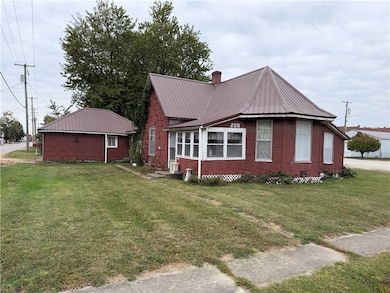 208 S Garfield St, Oblong, IL 62449 - photo 2