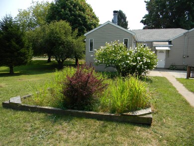Raised garden bed