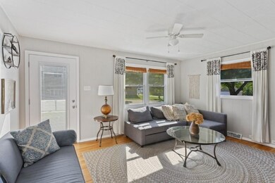 05_127NBerrien_10003_LivingRoom_LowRes