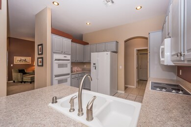 9768 N Golden Sun Dr, Tucson, AZ 85737 - photo 2