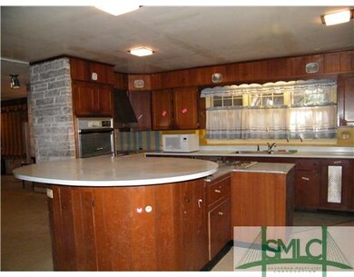 Kitchen. Gourmet Kitchen with built-in Grill, Refr