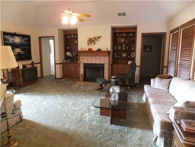 Huge Great Room 16 X 20, Gas Fireplace, Built-In B