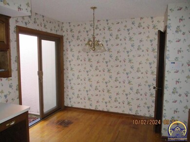 2419 SW Brookhaven Ln, Topeka, KS 66614 - photo 2