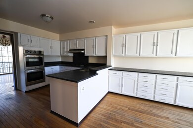 7233 Creeks Bend Dr, West Bloomfield, MI 48322 - photo 4