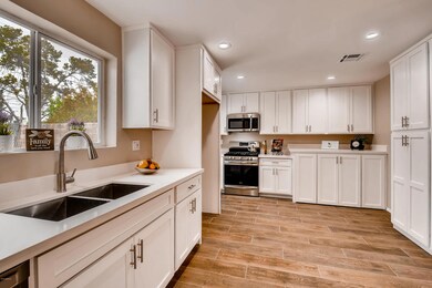1806 E Do-022-17-Kitchen-MLS_Size