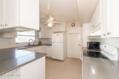 04_4720NBananaRiverBlvd_5_Kitchen_FlexML