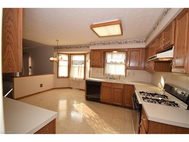 Spacious open kitchen with bayed windowed breakfas