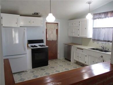 Family kitchen ~ light and bright !   Newer Fridge included !