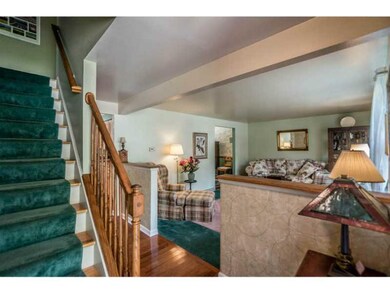 Entry/Foyer.