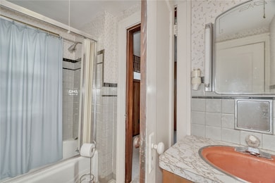 #900- 1ST FLOOR FULL BATH