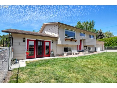 827 NW 6th St, Pendleton, OR 97801 - photo 2