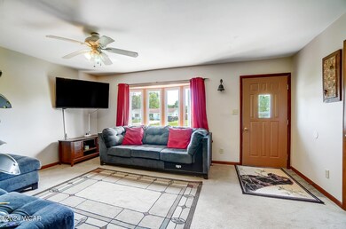 811 N Blackhoof St, Wapakoneta, OH 45895 - photo 7