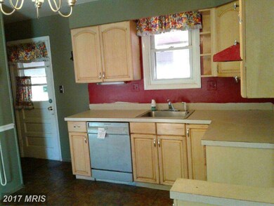 6818 Collinsdale Rd, Parkville, MD 21234 - photo 4