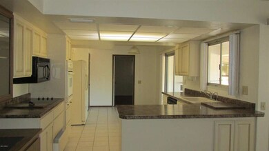 KITCHEN W/BRKFAST BAR