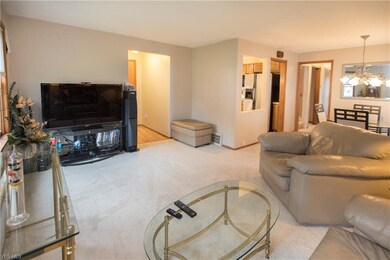 8100 Lynway Ave, Olmsted Falls, OH 44138 - photo 6