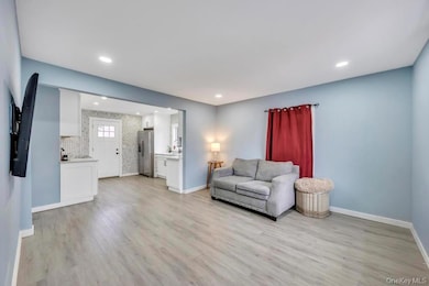 847 N Clinton Ave, Lindenhurst, NY 11757 - photo 4