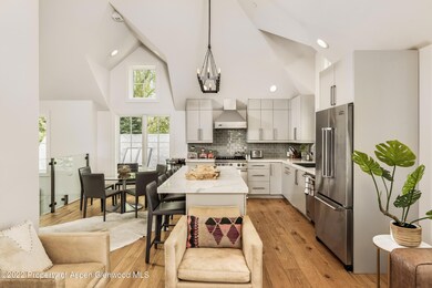 332 Kitchen / Living