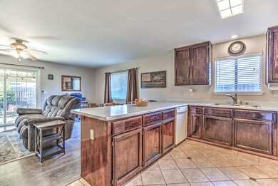 6898HemlockStreet_006