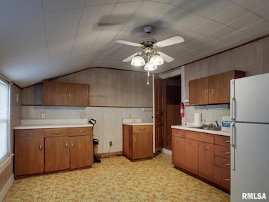 1029 N 11th St, Quincy, IL 62301 - photo 3