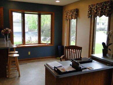 Dinette area with built in desk, bay window, lots 