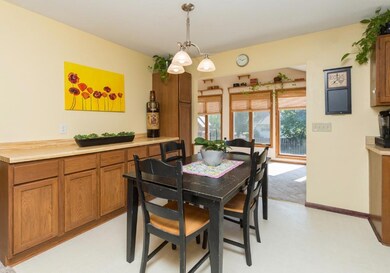 Eat in kitchen w/buffet counter & pantry!