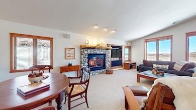 819 Fairway Cir unit 819, Mammoth Lakes, CA 93546 - photo 4