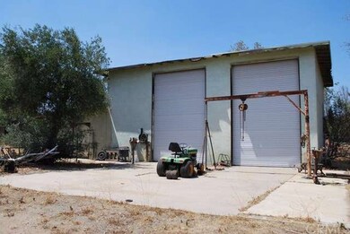 Large mechanics garage, possible RV storage 
