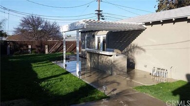 Spacious patio with New BBQ, BBQ island and Pergol