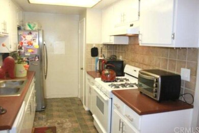 Bright, Cheerful Kitchen