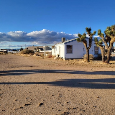 9572 Smith Rd, Phelan, CA 92371 - photo 4