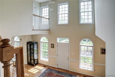 Foyer flooded with natural light, thanks to an abu