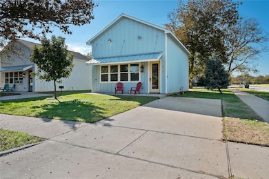 319 N Mirick Ave, Denison, TX 75020 - photo 2