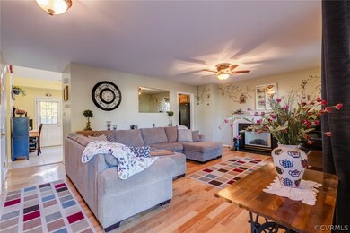 Entry view of living room, beautiful hardwoods, ga