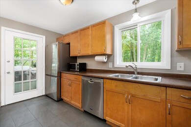 8 Lincoln Dr unit A, Hooksett, NH 03106 - photo 4