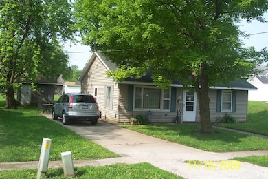 322 E Springfield St, Virginia, IL 62691 - photo 2