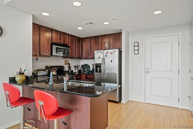 Kitchen with kitchen peninsula, appliances with st