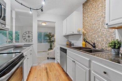 10-web-or-mls-118 River Woods Ln-10.jpg