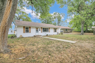 917 Timmons Dr, Tuscola, IL 61953 - photo 2