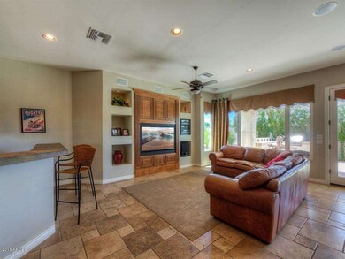 005_Family Room