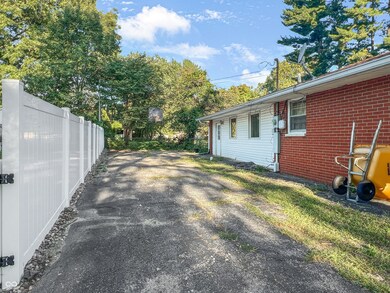 3410 Westenedge Dr, Columbus, IN 47203 - photo 2