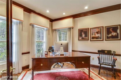 9013 Holly Leaf Ln, Bethesda, MD 20817 - photo 4