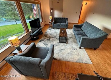 1322 Madsen Ave - Living room