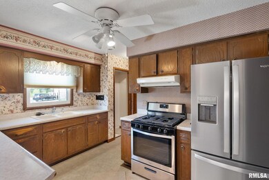 656 W 51st St, Davenport, IA 52806 - photo 4